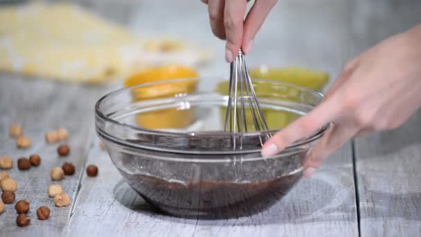 Haciendo postre de chocolate. Preparación para hornear pastel de brownie . — Vídeos de Stock