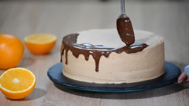 Chocolate icing on the cake. Modern Cake. Confectioner decorate a cake. — Stock Video