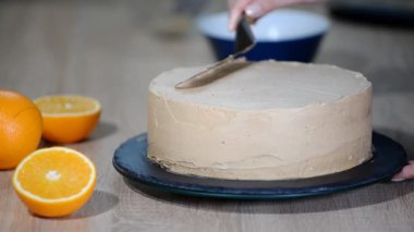 Pudra krem kek üstüne koyar. Pasta krema buzlanma ile yumuşatma Baker.