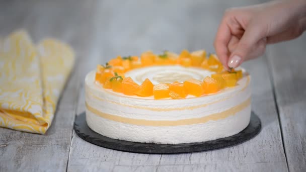 Peach Mousse Cake Décorer Avec Des Feuilles Menthe — Video