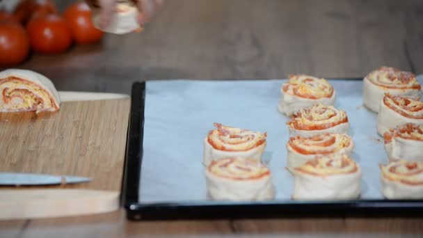 Koken Zelfgemaakte Italiaanse Pizza Broodje Houten Tafel Chef Kok — Stockvideo