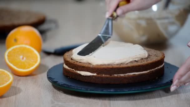 Кондитер Добавляет Сливки Торту Пекарь Сглаживает Торт Кремовой Глазурью — стоковое видео