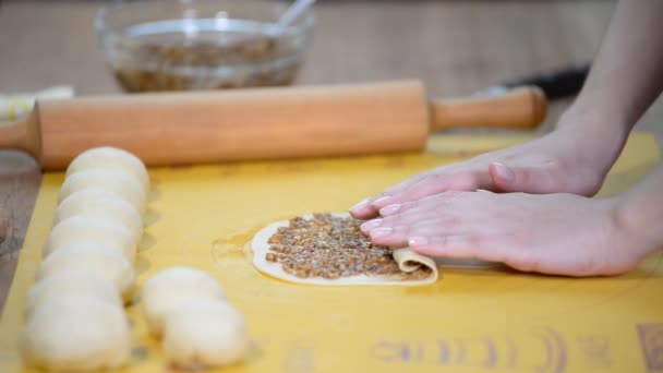 Machen Hausgemachte Herzförmige Süße Brötchen Kochprozess — Stockvideo