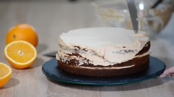 Confiseur Met Crème Sommet Gâteau Gâteau Lissage Baker Avec Glaçage — Video