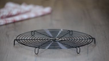 Fırından yeni çıkmış pan pişirme üzerinde ev yapımı çikolatalı kurabiye