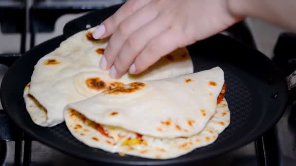 Chef haciendo quesadilla en casa — Vídeos de Stock