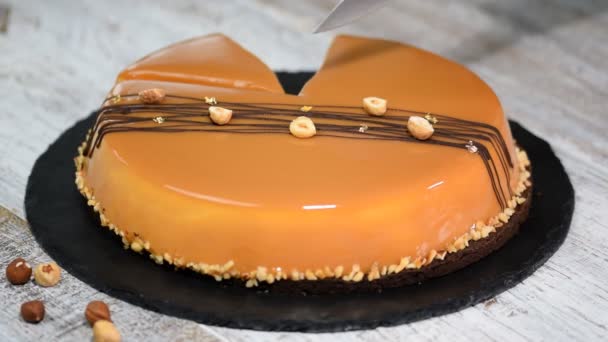 Female hand cutting the caramel mousse cake. Caramel cake, mousse dessert on a plate. — Stock Video