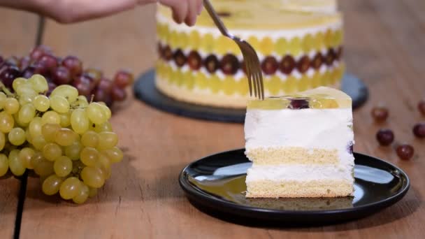 Pastel de mousse casero con uvas . — Vídeo de stock