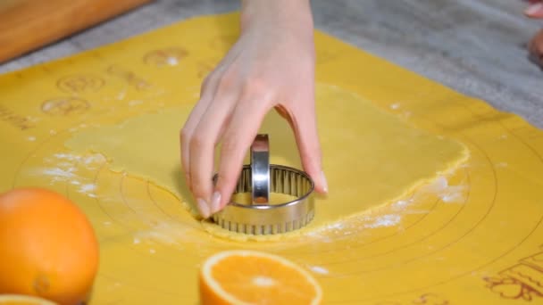 Corte de formas de galletas en masa laminada con cortador . — Vídeos de Stock