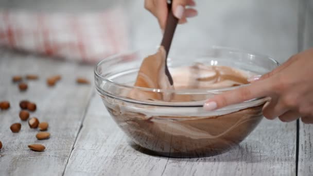 Preparación de mousse de chocolate. Hacer tarta de mousse . — Vídeos de Stock