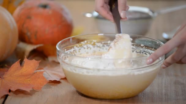 A dagasztás a lapátot a tésztát a folyadék következetességet folyamat. — Stock videók