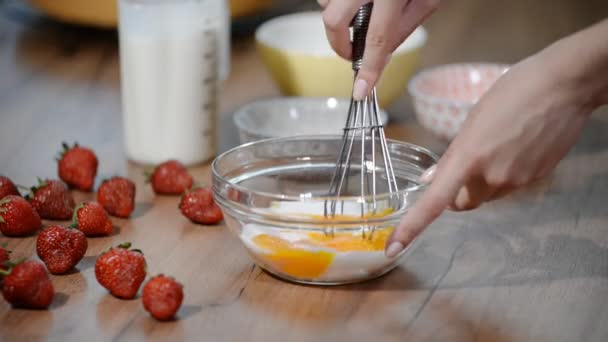 Egg yolks and sugar in a glass bowl. Whisk the yolks with the sugar — Stock Video