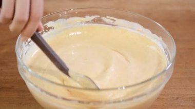 Malzemeler ve Sünger kek yemek pişirmek için kaplar pişirme. Sünger kek pişirme işlemi. Hamur karıştırma kadın.