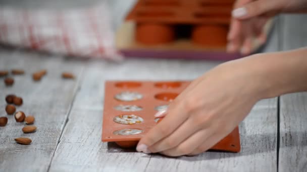 Mãos Tirando Doces Caramelo Molde Silicone Flexível — Vídeo de Stock