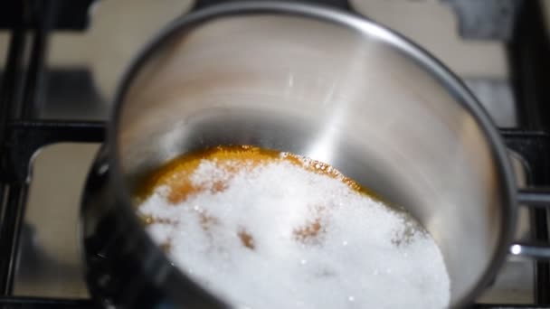 Egy Serpenyőben Caramelizing Cukor — Stock videók