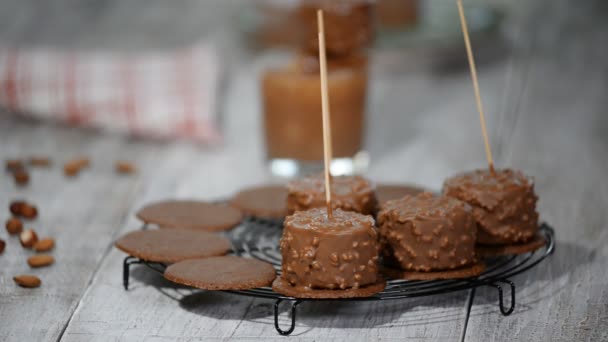 Kochprozess. leckere Mini-Kuchen. Französischer Kuchen mit Karamell und Nüssen. — Stockvideo