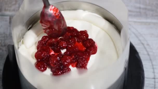 Mujer haciendo pastel de cereza. Poner relleno de cereza en el pastel . — Vídeo de stock