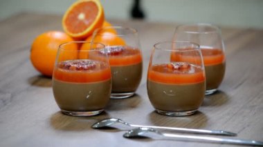 Lezzetli İtalyan tatlı çikolata Panna Cotta ile portakal.