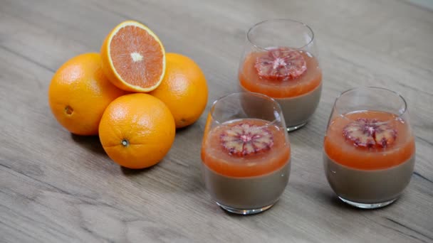 Köstliche italienische Dessert Schokolade Panna cotta mit Orange. — Stockvideo