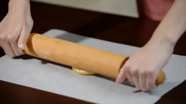 Vrouwelijke handen rollen het deeg met een deegroller, honing taart maken. — Stockvideo