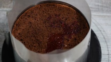 Şurubu ile sünger kek katman iliklerine.