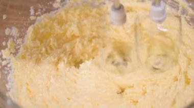 Yumurta hamuru için ekleme. Mutfakta kek yapmak.