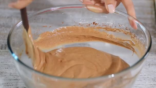 Тесто, создаваемое в миске для смешивания стекла на кухне . — стоковое видео