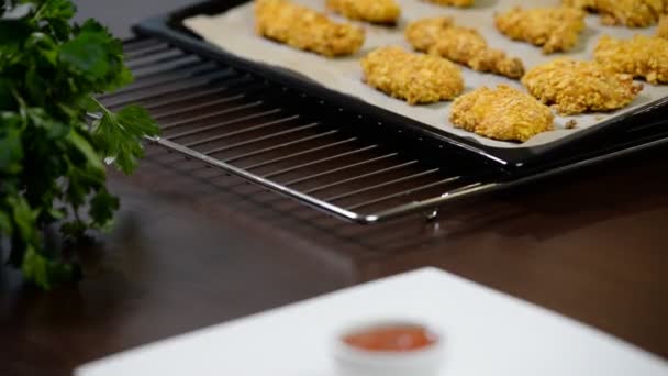 Strisce di pollo al forno fatti in casa . — Video Stock
