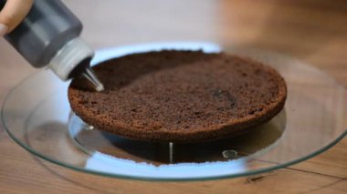 Şurubu ile sünger kek katman iliklerine.