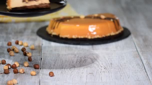 Pedazo de la tarta casera de mousse de caramelo . — Vídeo de stock