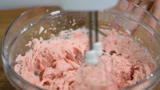 Pastel de fresa. Batir la crema de fresa con una batidora . — Vídeo de stock