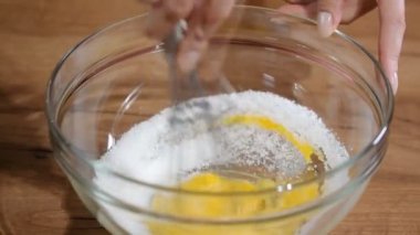 Bir kapta yumurtaları şeker ile karıştırma. Kek malzemeler. Fırın malzemeleri. Tatlı hazırlık.