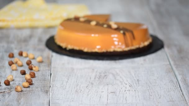 A házi készítésű karamell mousse torta darab. — Stock videók