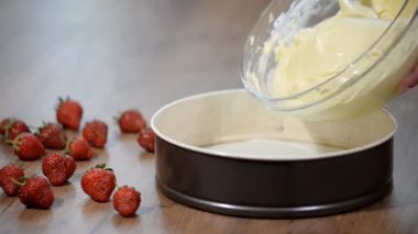 Meyilli pan pişirme içine dökme. Sünger kek yapma.