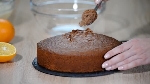 Γυναίκα στο σπίτι κάνοντας βιζόν Mole τρύπα κέικ. — Αρχείο Βίντεο
