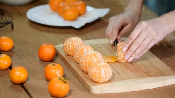 Närbild av kvinna händer skivning lime tangerine. — Stockvideo