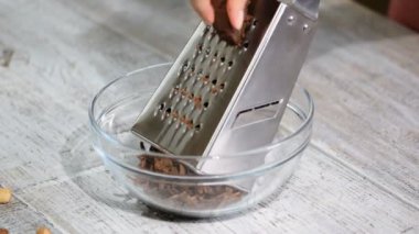 Kadın cam kase içinde çikolatalı hamur ekleri.