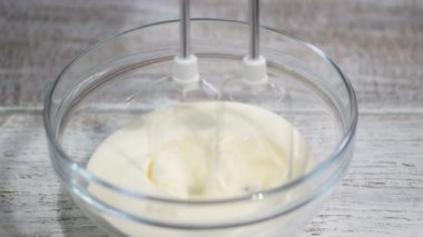 Elektrikli el mikseri ile krem şanti