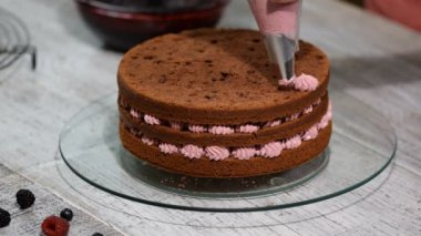 Çilek ile çikolatalı kek yapmaya hazırlanıyor. Kadının el süslemeleri pasta.