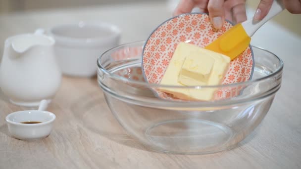 Homemade bakken met de handmixer van grunge auto en ingrediënten van suiker en boter. — Stockvideo