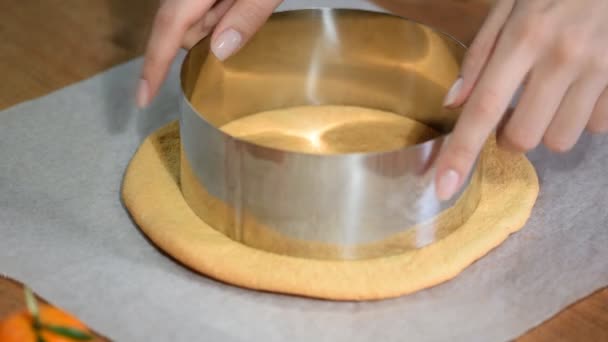 Female hands cutting the sponge cake with a confectionery ring. — Stock Video