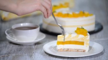 Şeftali ile hizmet şeftali mousse kek.