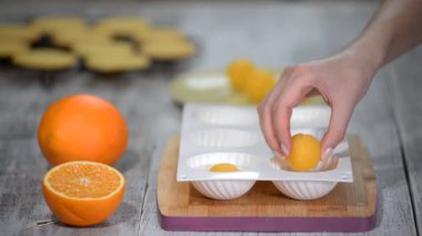 Adım adım. Doldurma orange ile modern mousse kek yapma.