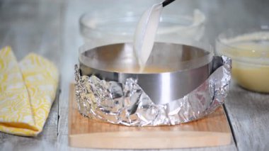 Şeftali ve vanilya mus kek kalıba dökme.