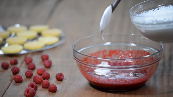 Hand roeren vanille crème met roze in kom mengen — Stockvideo