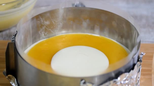 Pfirsich und Vanillemousse in Kuchenform gießen. — Stockvideo