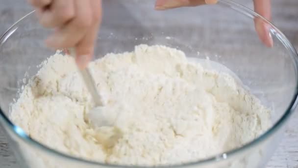 Skär smör till mjöl att göra konditorivaror. — Stockvideo
