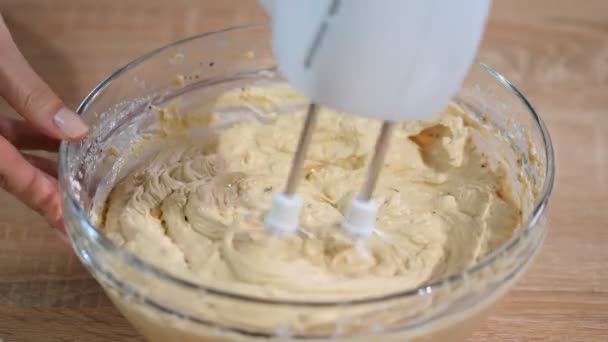 Klop met een mixer crème. Koken mengen en voorbereiden koffie-crème. — Stockvideo