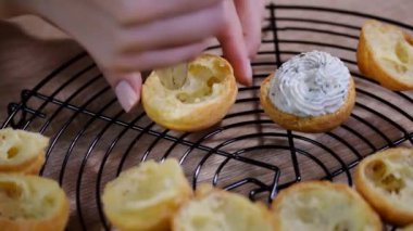 Doldurma bir krem peynir ile profiterol yapma