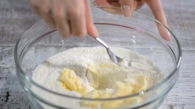 Kesme tereyağı un pasta hamur yapmak için içine.